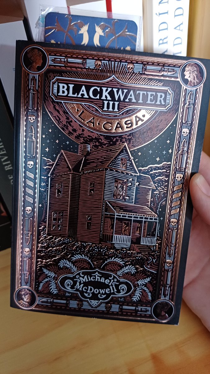 NairaRG93's tweet image. Creo que lo he llegado a mencionar alguna vez por aquí y es que otra de mis grandes pasiones en la vida (a parte de los videojuegos 🎮), es leer 📚❤️ Ahora mismo, estoy con la saga Blackwater de Michael Mcdowell y me tiene enganchadísima 😍 

#Blackwater #MichaelMcdowell