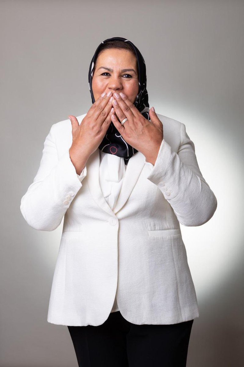 Aujourd'hui, j'ai reçu un poème qui m'a profondément ému. Je tenais à le partager avec vous et à exprimer ma sincère gratitude aux auteurs

Latifa, fleur née sur la terre des douleurs,
Tu arroses les ruines de l’amour et des valeurs.

Tu as perdu ton fils — lumière d’un pays