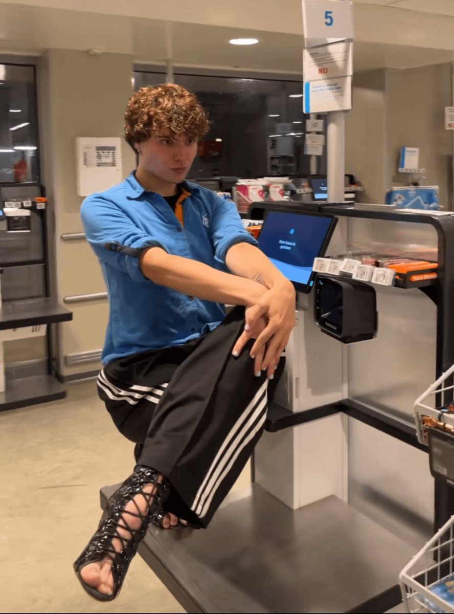 Kan aan mij liggen, maar ik vind het echt onsmakelijk als je bij de <a href="/albertheijn/">Albert Heijn</a> werkt en zulke schoenen draagt… 😳