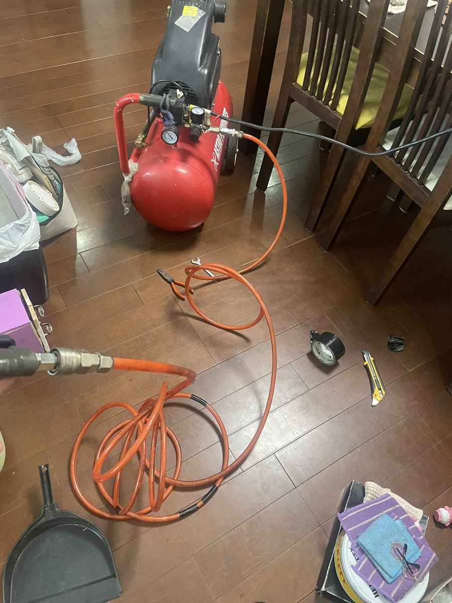 エアコンの内部を清掃した。
コンプレッサーを動かしたらホースから亀裂が出て来たダクトテープをグルグル巻き。
それでもシューっと漏れてくる。
タンクが空になるの早いな。
うるさい駆動音を響かせ申し訳ないな。手早く終わらせた。