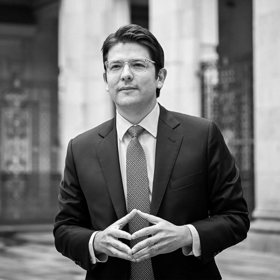 MauricioLizcano's tweet photo. El magnicidio contra Miguel Uribe es una noticia profundamente dolorosa para Colombia, una herida más en un país que ha visto caer a miles de compatriotas en una espiral de violencia que nos obliga a reflexionar como sociedad. Pido a todos los colombianos unirnos en oración por su descanso, por la fortaleza de su familia y por la reconciliación de nuestra nación. No podemos permitir que la muerte y el miedo sigan marcando nuestro destino.

Este lamentable hecho debe impulsarnos a buscar un futuro distinto. Honremos la memoria de Miguel, quien también perdió a su madre en medio de esta violencia, poniendo fin a la polarización que tanto daño nos causa. El mejor homenaje es trabajar juntos para construir un país en paz, donde la vida sea siempre el camino.