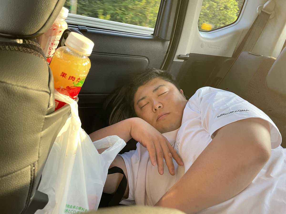 釧路帰ってきました〜
ぽ。運転ありがとう😊
今回ベスト写真はこちらです💁

1 車のカメラに張り付く蛾

2顔出して寝てるアザラシ

3毎回札幌行く度食べてるブタキング最&amp;高

4気持ちよく寝てるカチタス

〜今回の勝率〜
いりゅ（大会2 通算5-5）
カチタス（大会3 通算4-7）
ぽ（大会3 通算4-9）←？！
