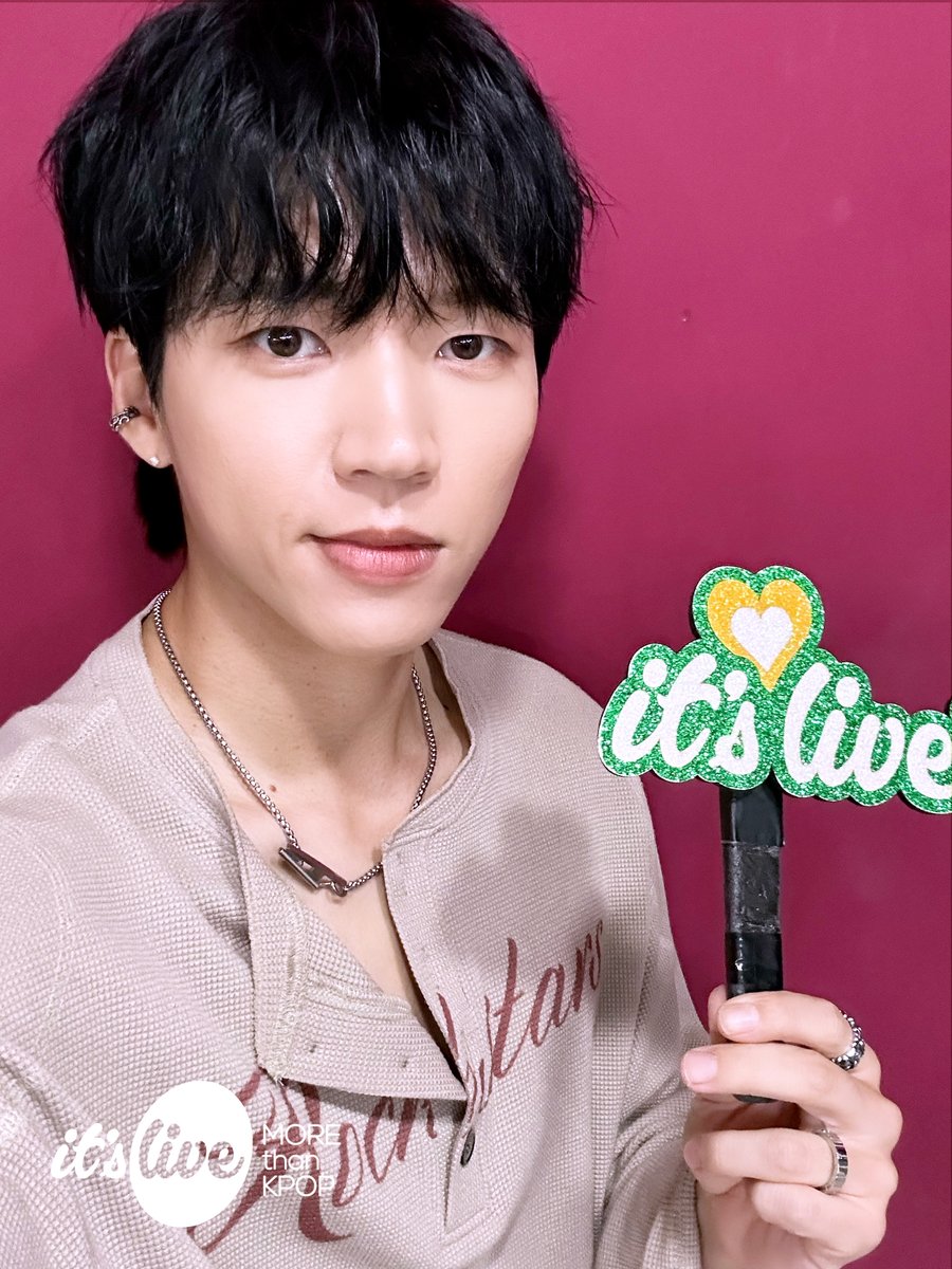 it's Live tweet media