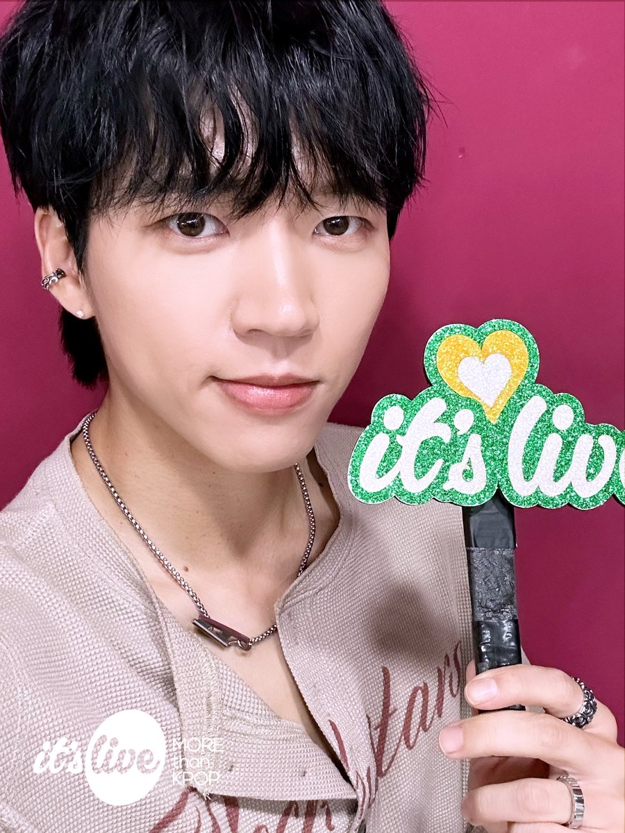 it's Live tweet media