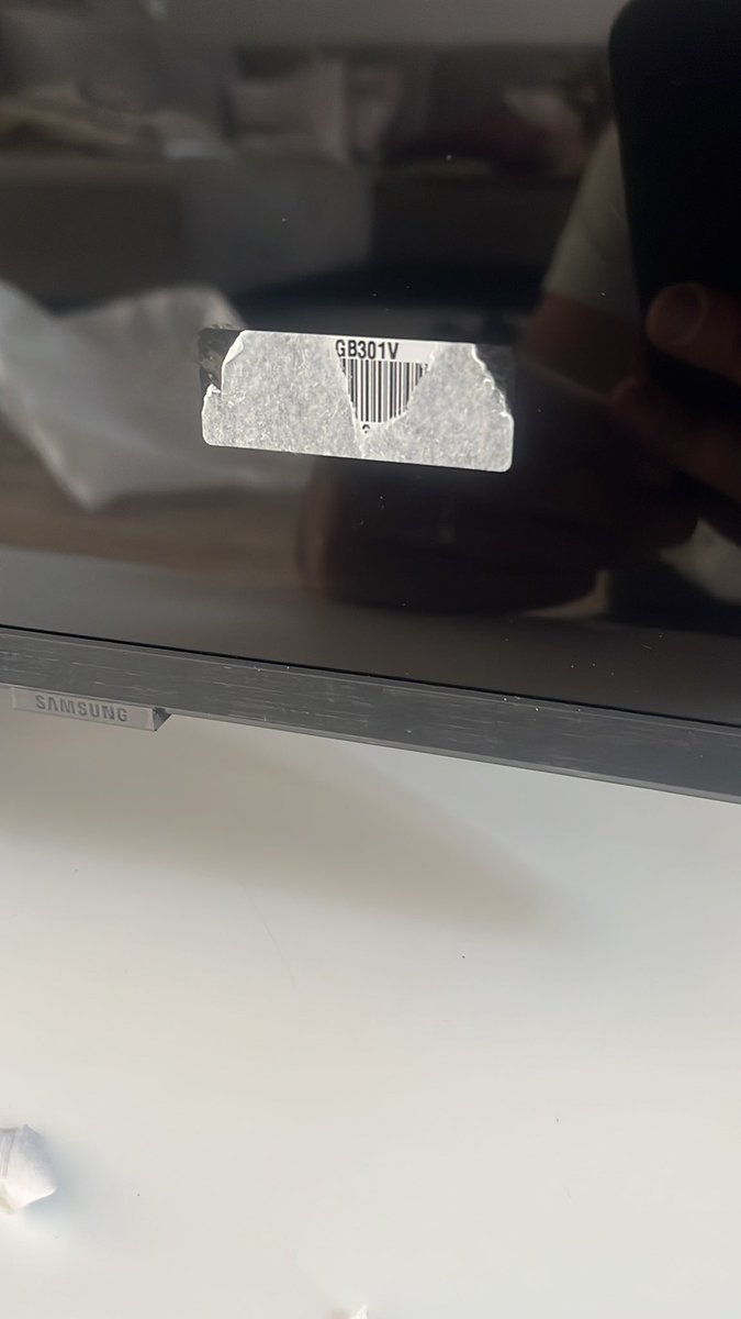 DElstak's tweet photo. @SamsungNL serieus…. Een sticker op de televisie….. eentje die er zo af komt? #kansloos https://t.co/v38Y7bK8Kr