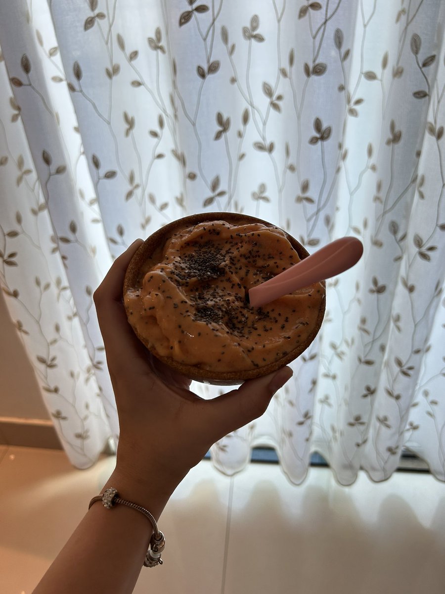 stargirlkook's tweet photo. bom dia ed com smoothie de manga e mamão e bastante chia pra soltar o intestino. Certeza que vai ser omad hoje, esse smoothie ta mt calórico 😭 https://t.co/1rY9KE80bf