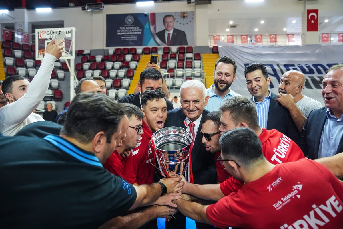 BY's tweet photo. 1- İstanbul’un kalbinde, Türk Devletleri Özel Sporcular Kültür ve Spor Festivali'nde, Türk dünyasının dört bir yanından gelen özel sporcu kardeşlerimizle bir arada olmanın mutluluğunu yaşıyorum.

Bu buluşma, sadece bir spor organizasyonu değil; gönüllerin, kültürlerin ve umutların buluştuğu bir kardeşlik şölenidir.

Başta katılımcı ülkelerimizin değerli temsilcilerine, sporcularımıza, ailelerine ve bu organizasyonda emeği geçen herkese şükranlarımı sunuyorum.