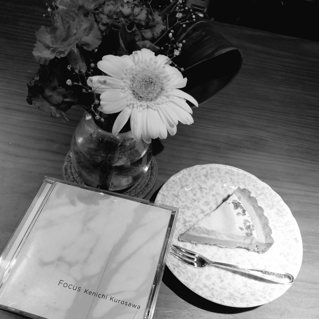 kakimi8's tweet photo. お誕生日おめでとうございます。
ペルエールにしようと思ったけど
甘党なのでケーキとコーヒーで乾杯します。
Focusを聴きながら
こちらの空は  今年も月が綺麗に
見えますよー。
#黒沢健一誕生祭 https://t.co/ZG7UhgffAE