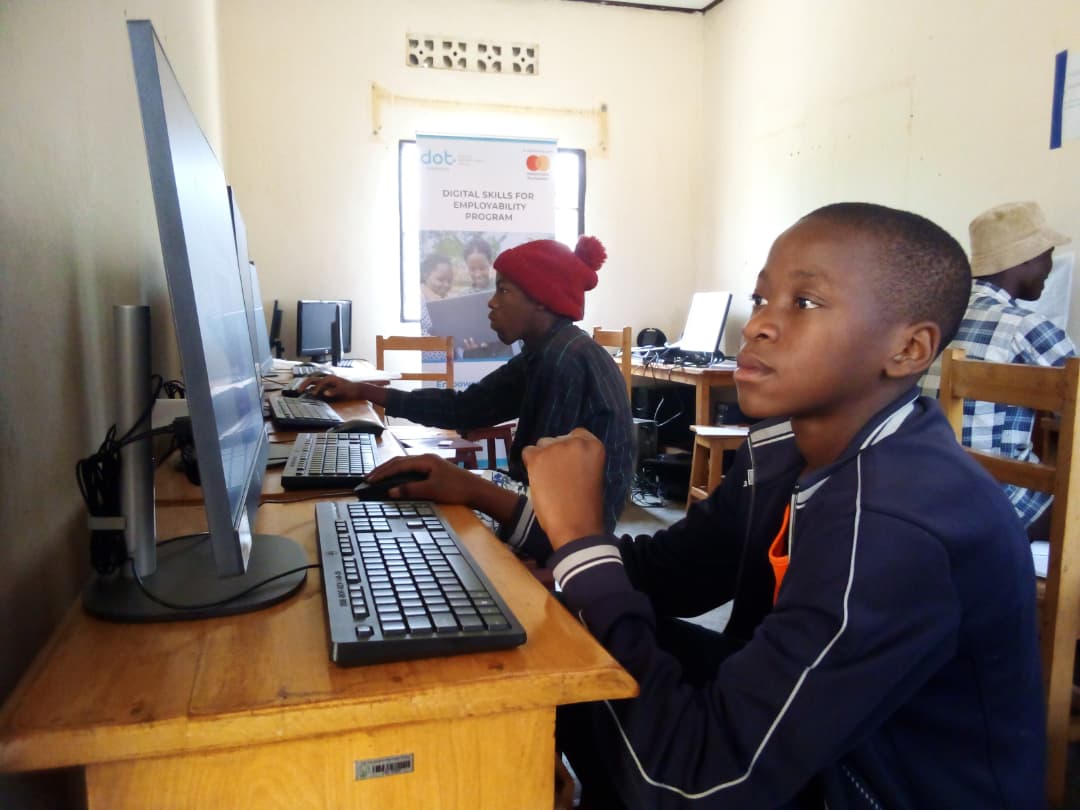 Youth_Actions's tweet photo. Gahunda y' #IntoremuBiruhuko irakomeje @Nyamagabedistrict
#Urubyiruko  ruhugurwa  ikoranabuhanga muri gahunda ya #Jobdesk , #Jobmatching na #Jobcoaching bisanzwe bikorerwa ku kigo cy'urubyiruko cy'Akarere ka Nyamagabe @RwandaYouth @Rwanda_Edu https://t.co/9DnCKaWpIv