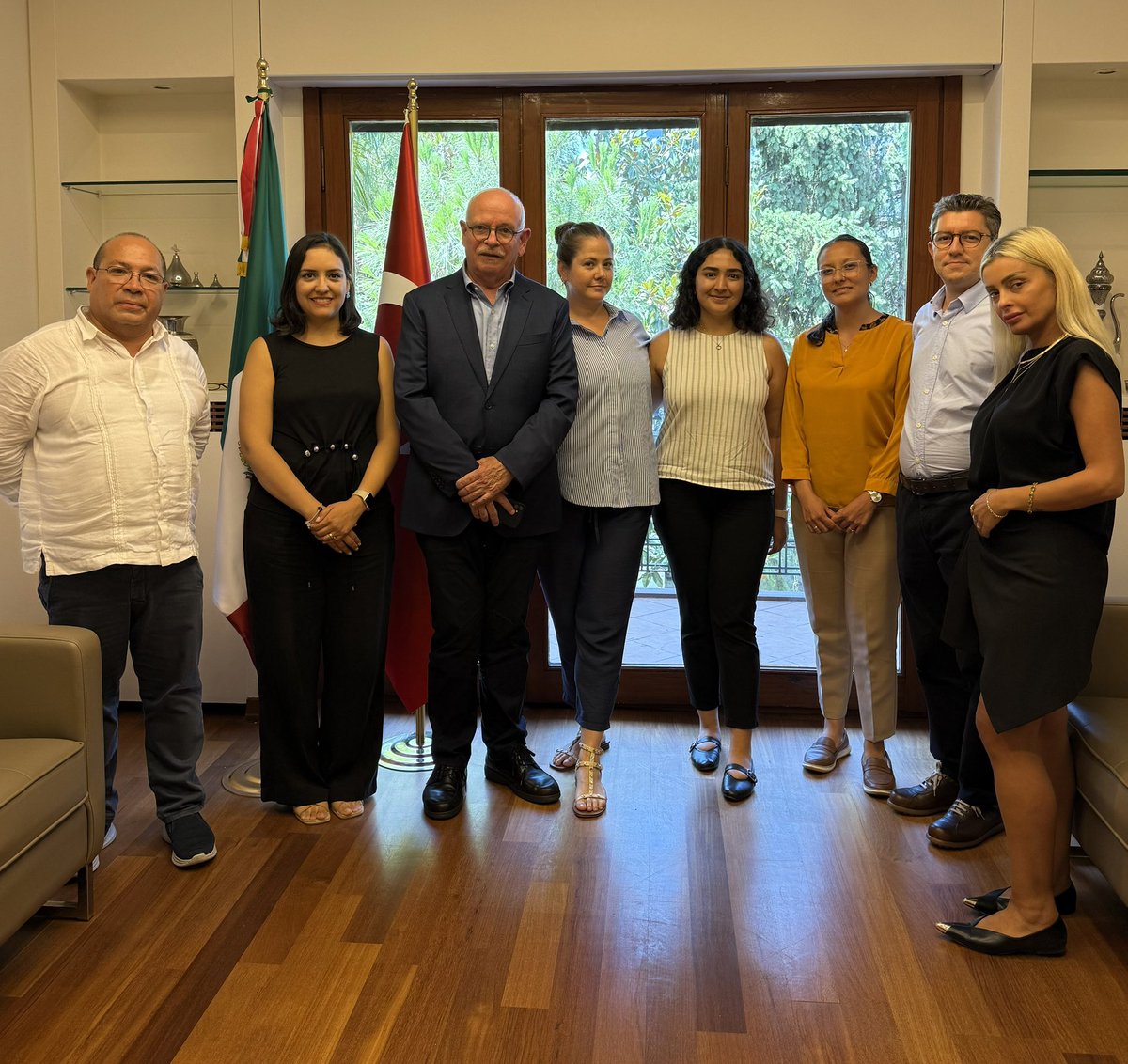 ConsulmexETB's tweet photo. El equipo de @conestambul recibe con entusiasmo al nuevo Cónsul Titular de México en Estambul, Alberto Fierro (@afierrog), a quien le deseamos el mayor de los éxitos en esta nueva gestión. https://t.co/k6NOY1eItM
