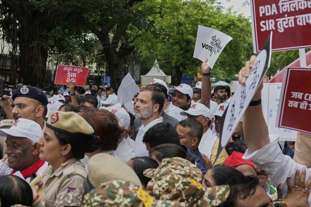 Arrestos de opositores en 🇮🇳India.
 Decenas de líderes opositores, incluido <a href="/RahulGandhi/">Rahul Gandhi</a> fueron detenidos en Nueva Delhi durante una marcha hacia la Comisión Electoral para protestar contra el funcionamiento del sistema bajo el gobierno de <a href="/narendramodi/">Narendra Modi</a>, en el poder hace 11 años.