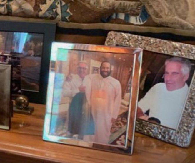 كثر الحديث حول السفينة السعودية ( بحري ينبع) التي كانت قادمة من امريكا وعلى متنها أسلحة للكيان الإسرائيلي وتم اعتراضها في ميناء جنوه الإيطالي وكأن الأمر حادث جديد ولأول مرة ياجماعة قلنا لكم ما فيش رئيس أو ملك أو مسؤول عربي إلا وهو مدبس من قبل الموساد بقضية مخلة بالشرف افهموني