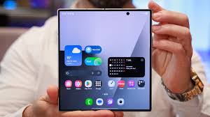 abodalmuhisen's tweet image. Samsung’s latest foldable OLED uses a reinforced ultra-thin glass layer, achieving 300,000+ folds with minimal crease visibility.
#TechNews #Samsung #FoldableDisplay #Innovation