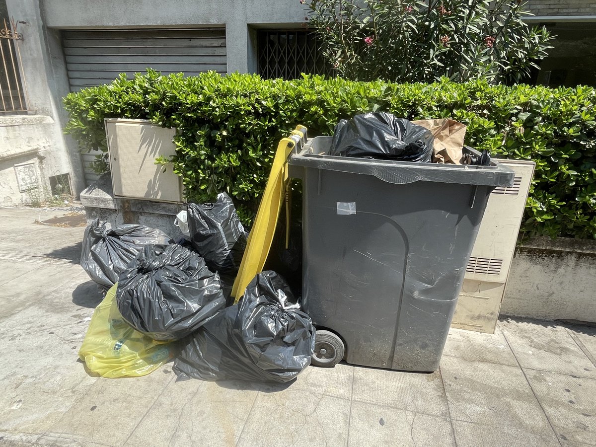 Proprete0's tweet photo. À Nice, sortez vos bacs à 19h ! 🗑️ Ordures : dim, mar, mer, ven. ♻️ Recyclables : lun, jeu. Pourquoi ? Éviter nuisibles, amendes & aider les agents. JAMAIS de sacs sur le trottoir : conteneurs only ! Trop de déchets ? Demandez un 2e bac (Allo Mairies 39 06). #NicePropre https://t.co/cgn8XmDWTX