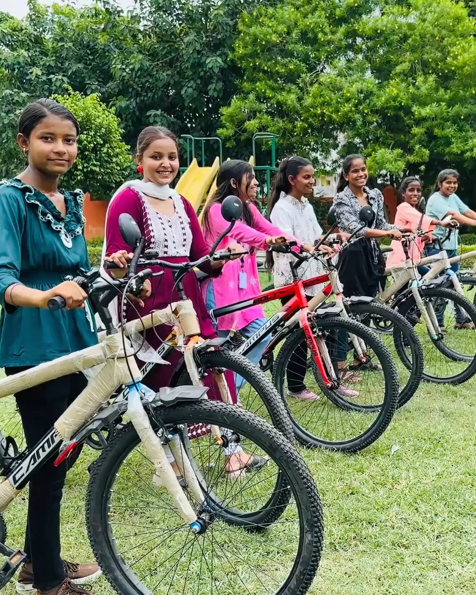 SupportMilaan's tweet image. Wheels of freedom, powered by kindness 🚴‍♀️
Thank you Goodera and partner IBM for gifting cycles to our Girl Icons in Lucknow. Now they can travel safely, save time and move closer to their dreams. #GirlsWithDreams #WheelsOfChange #PedalToProgress #GirlIcons #Goodera #IBM