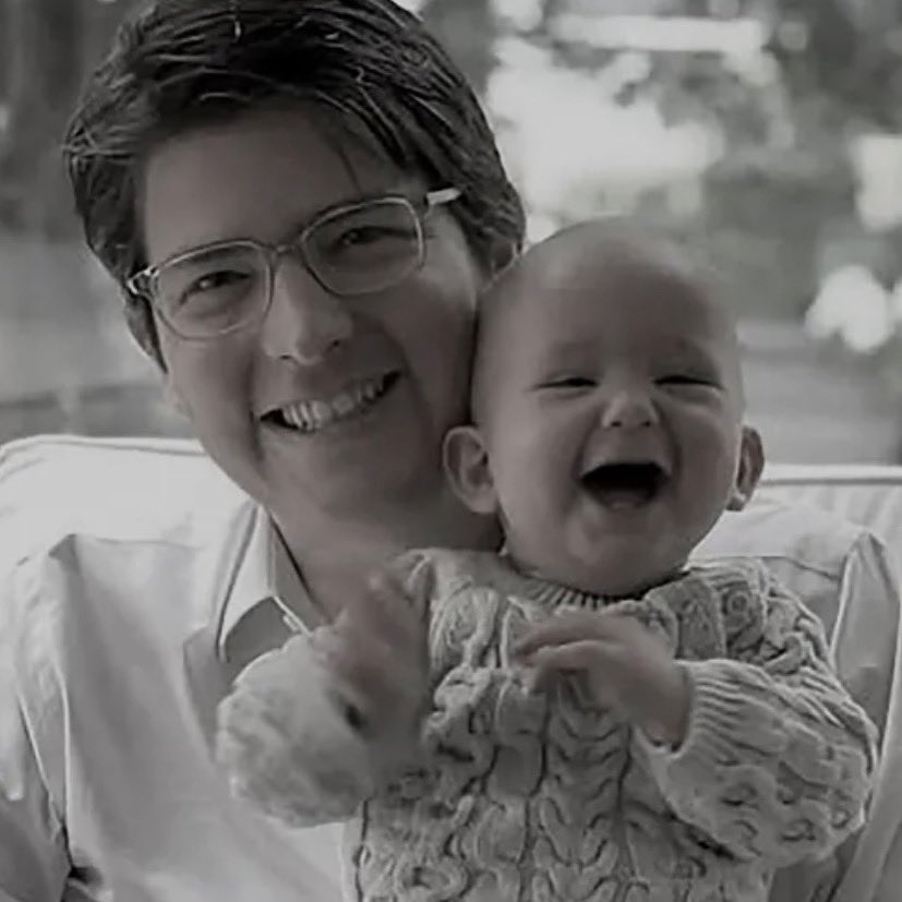 Recordar Miguel Uribe con gratitud. Su ausencia duele y su flia enfrenta la tristeza de perder a un ser querido. Nos deja una tarea: las nuevas generaciones a luchar por una Colombia segura, justa y libre de cualquier opresión. Su legado es esperanza que no podemos dejar apagar🙏🏻