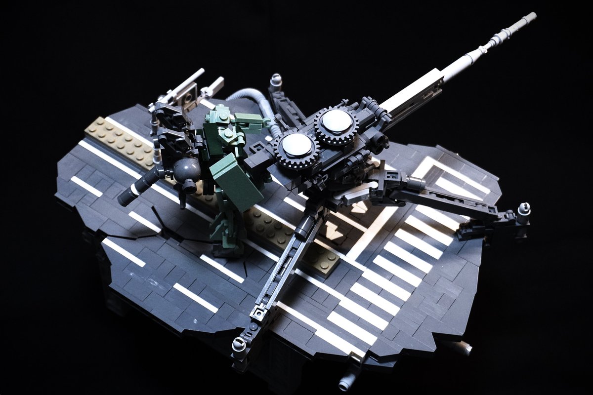 機動戦士ガンダム サンダーボルトに登場するリビング・デッド師団所属のビッグ・ガンをレゴで制作。
スケールは1/200程度。併せて作ったサンダーボルト仕様のザクⅡとも良くマッチしてくれています。リックドムやジムも作りたくなってきた