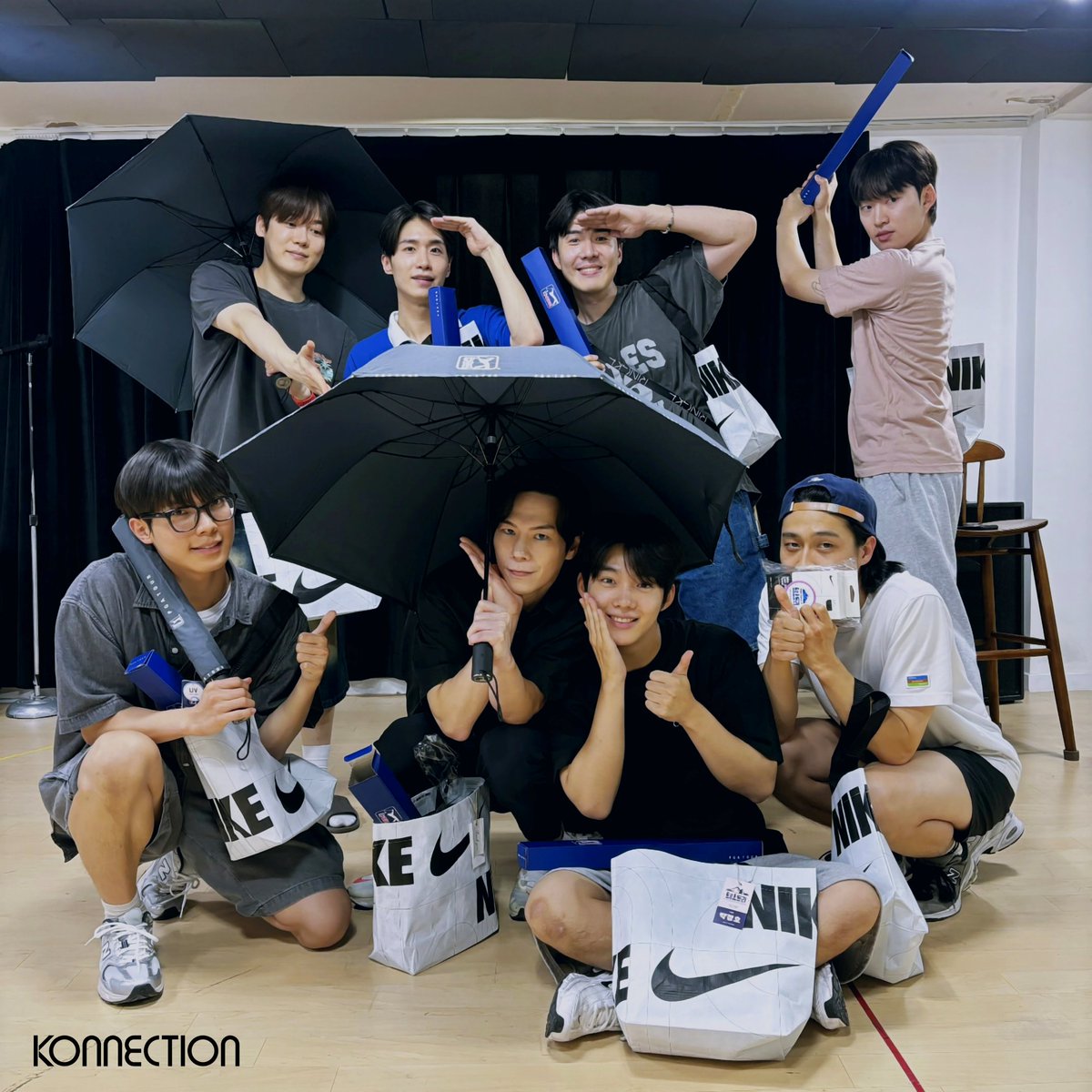 <트루스토리> 연습실 서포트 📷
KONNECTION의 마음을 담은~
요즘 날씨에 꼭 필요한 양우산, 스포츠쿨타올, 그리고 당충전 구움쿠키와 기프트카드, 아아까지 전달 완료🫶
고훈정배우님과 트루스토리팀을 응원합니다! 

👨‍⚖️자세한 내용  KONNECTION 카페에서 확인
👩‍⚖️사진 2차 가공을 금지합니다