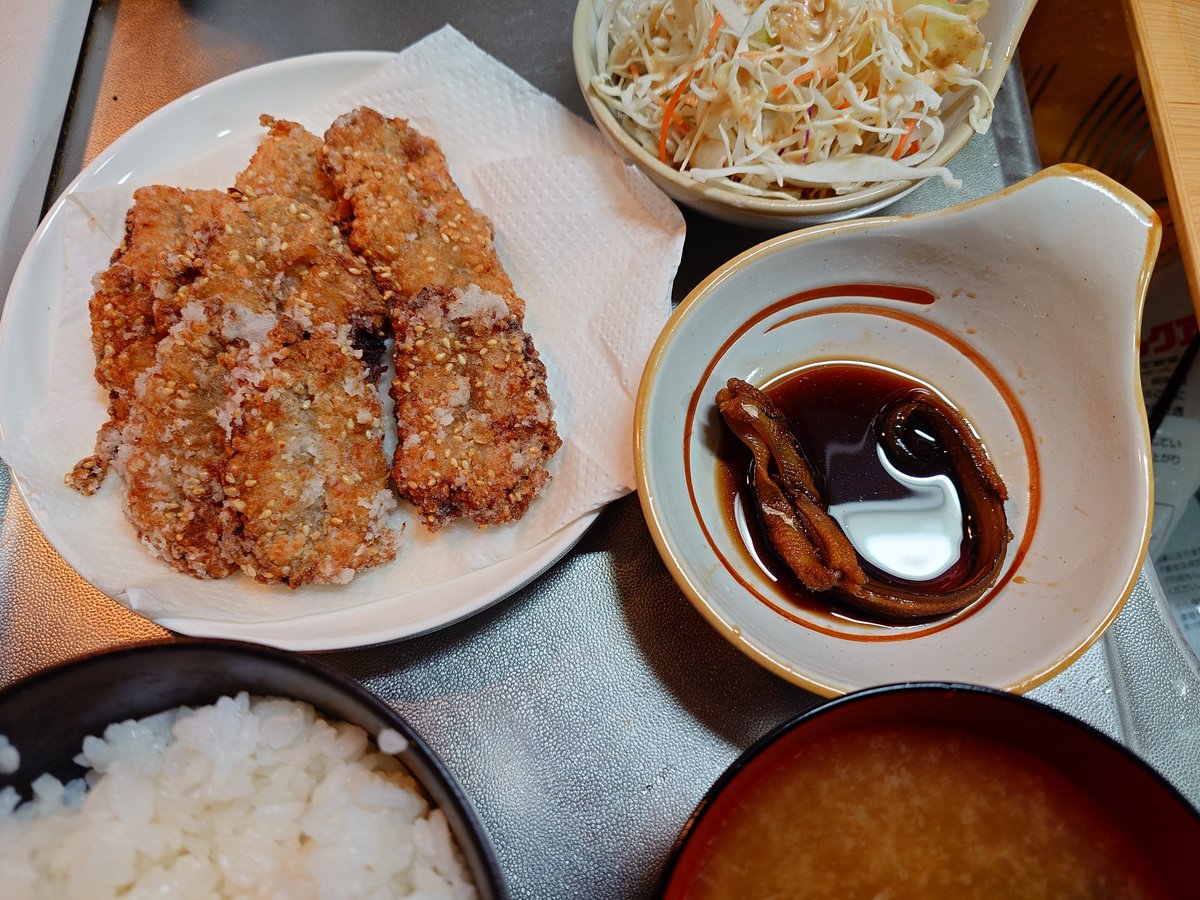 昨日手に入れた食材たち
穴子煮付けたらめっちゃちっちゃくなった𐤔𐤔𐤔
小鯖は普段見向きもしないくせに今回はおかずように釣ってきて竜田揚げに！