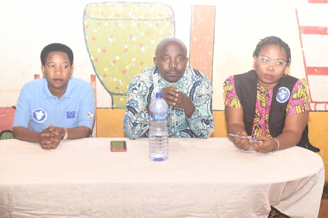 ABPInfos's tweet photo. 1/3 #Burundi: L'APFB a organisé, ce week-end, en zone #Kigamba de la commune #Cankuzo en province #Buhumuza, une session de vulgarisation des textes et lois en rapport avec les droits des femmes, à l'intention des représentants politiques et communautaires au niveau local. https://t.co/4gCvDwpBbu