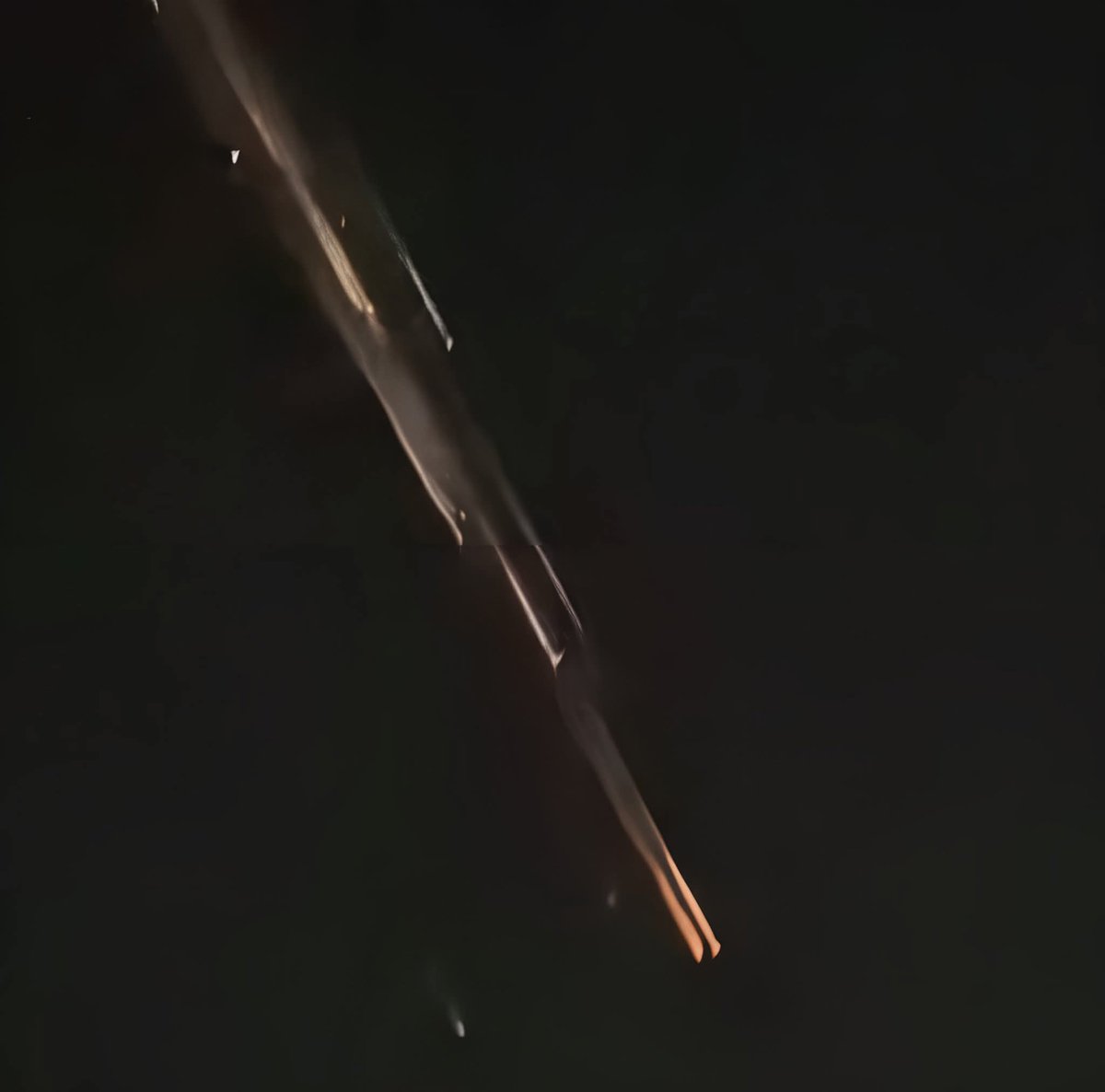 Esta noche pasada, pasó  por nuestros cielos de nuestra Región de Murcia 🇪🇦, este bólido desfragmentándose. Tranquilos es basura espacial desintegrándose en nuestra atmósfera y no ha hecho impacto en tierra puesto que se ha desintegrado en el aire.