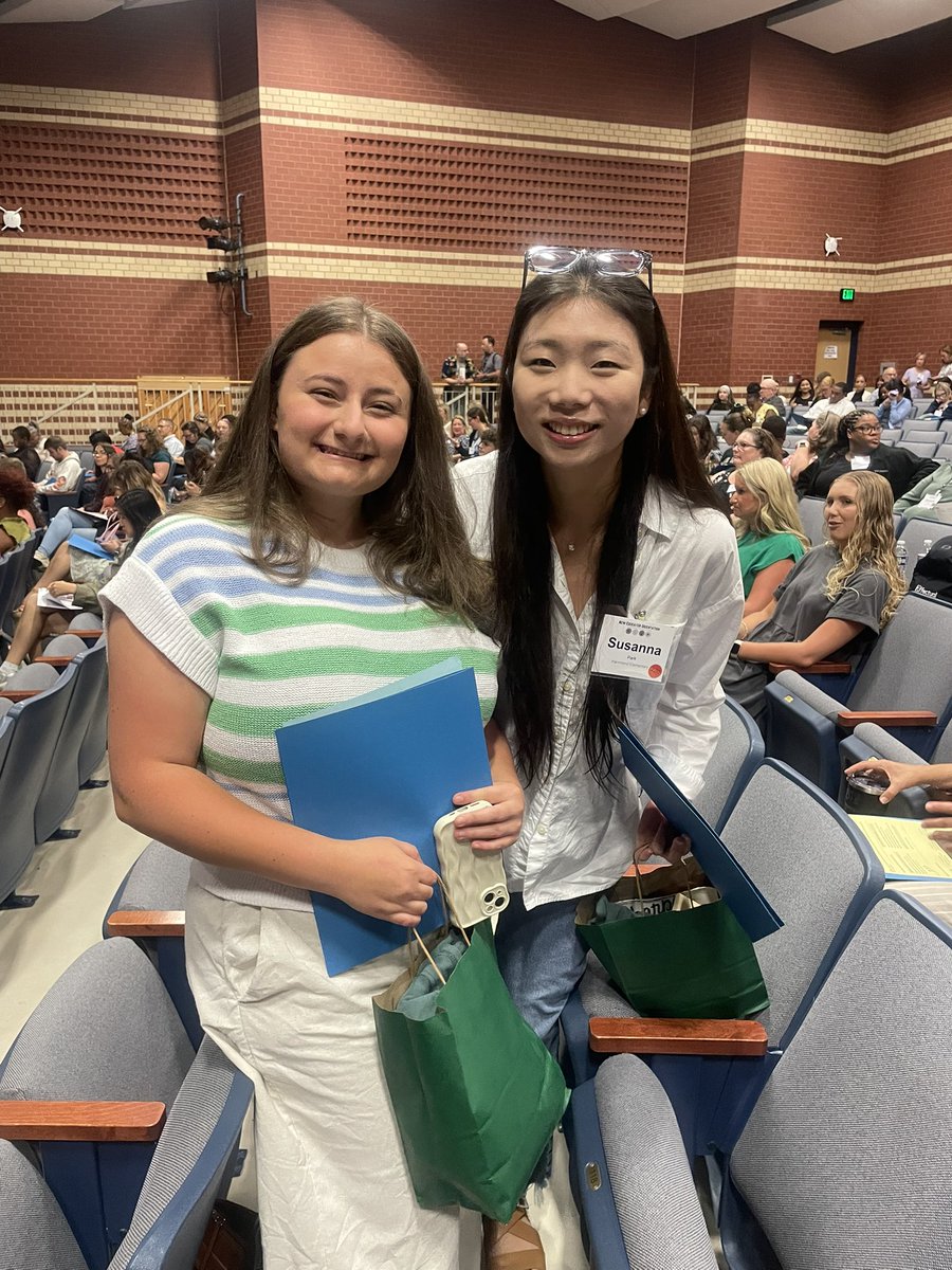 There’s nothing better than “New Educator Energy”! We were thrilled to greet 9 new educators this morning! Welcome to the HES family! #Tigerpride 🐯