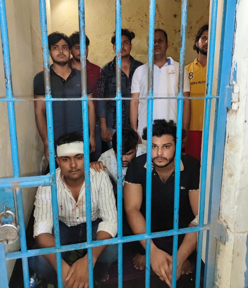 इसे कहते है कार्रवाई!
#Ghaziabad सब्जी मंडी में फायरिंग करने वाला बीजेपी नेता हरीश चौधरी अपने दो बेटों  समेत गिरफ्त रखिए गए है। हरीश चौधरी खुलेआम फायरिंग कृत हुए वीडियो में कैद हुआ था। लिंक रोड थाने की हवालात की ये फोटो देखिए।
<a href="/Uppolice/">UP POLICE</a> <a href="/DCPTHindonGZB/">DCP TRANS HINDON COMMISSIONERATE GHAZIABAD</a>