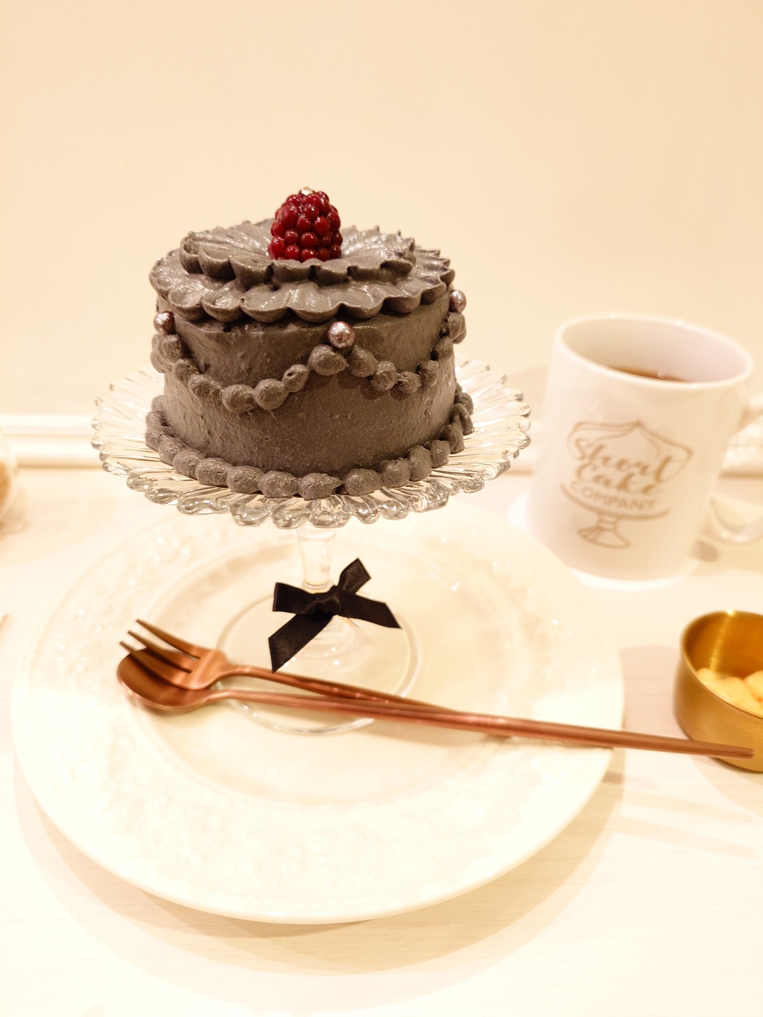 【たぬきケーキ】ショート/ブラック(=ナチュラルブラック) 完売続出！SNSで話題沸騰の“黒すぎるショートケーキ”とは | Cake