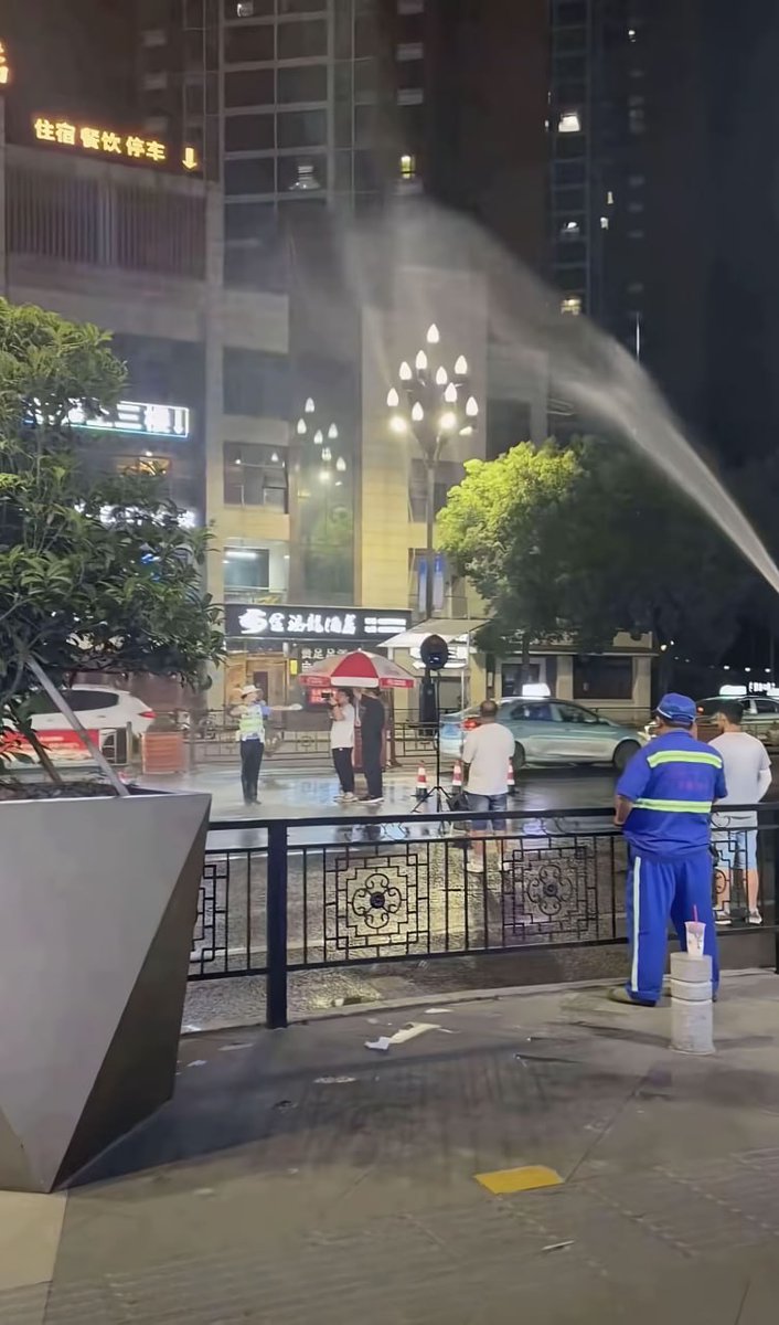 8月7日，河南，网友拍到交警在“雨中”指挥交通，被质疑系摆拍作秀。