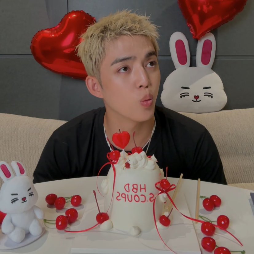 _PrincessMilk's tweet photo. Seungcheol’s bday live, set up is so cute with choitcherry!!!

And few things to summarize :
- Mingyu is the leader of ggyusggyus unit
- The shorter necklace is a gift from mingyu and bumzu
- him and jeonghan dong wear bracelet these days(WHY😭)
- cheol gameboi soon??🥹🥹 https://t.co/qiO81lGgUu