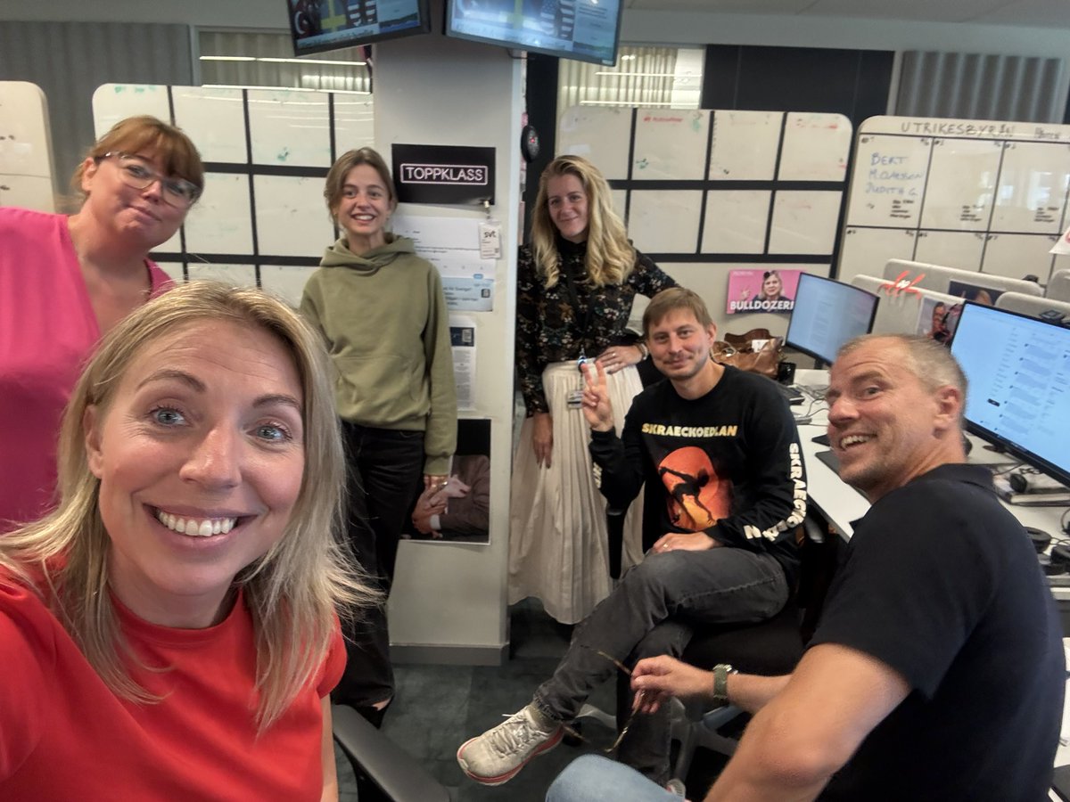 Tillbaka på jobbet efter föräldraledigheten. Och nästa vecka har Politikbyrån premiär 👊👊👊. Vill därför att ni ÖSER in med frågor om högt och lågt till Politikbyråns frågelåda (som gästerna i studion får svara på). Slajda in i DM eller skriv här nedan!