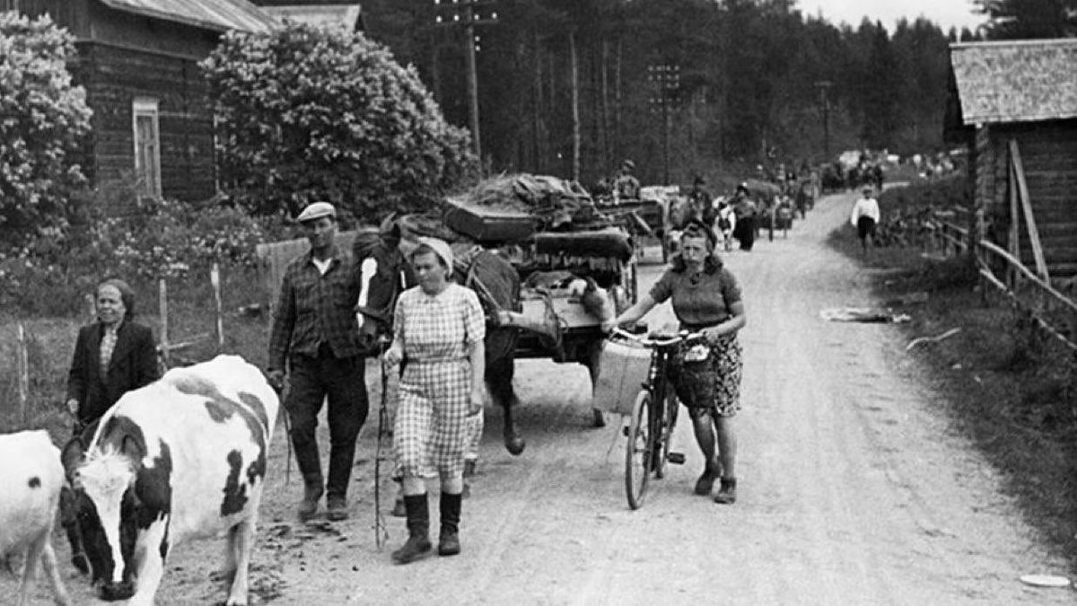 Историческое фото — финны навсегда покидают свои дома в Карелии, захваченной СССР в ходе Зимней войны. 

Советы положили 400 тысяч человек, полмиллиона сделали беженцами, после чего превратили некогда процветающий финский регион в депрессивную вонючую помойку.

Ни один совок вам