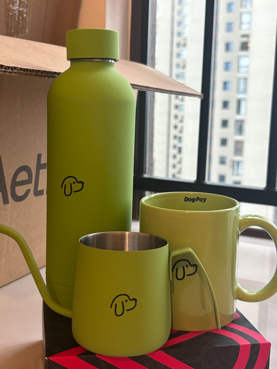 yiizpp's tweet image. ☀️感谢 @DogPayOfficial 送来的夏日喝茶三件套，这一杯清凉，真的稳稳拿捏了整个夏天！

作为领先的 Web3 支付平台，@DogPayOfficial 不只是懂生活，更懂生活。

虚拟卡 + 实体卡双卡支持，线上订阅、线下支付一卡搞定，让加密货币在现实世界里也能丝滑流转。💛

#DogPay #Web3Payment