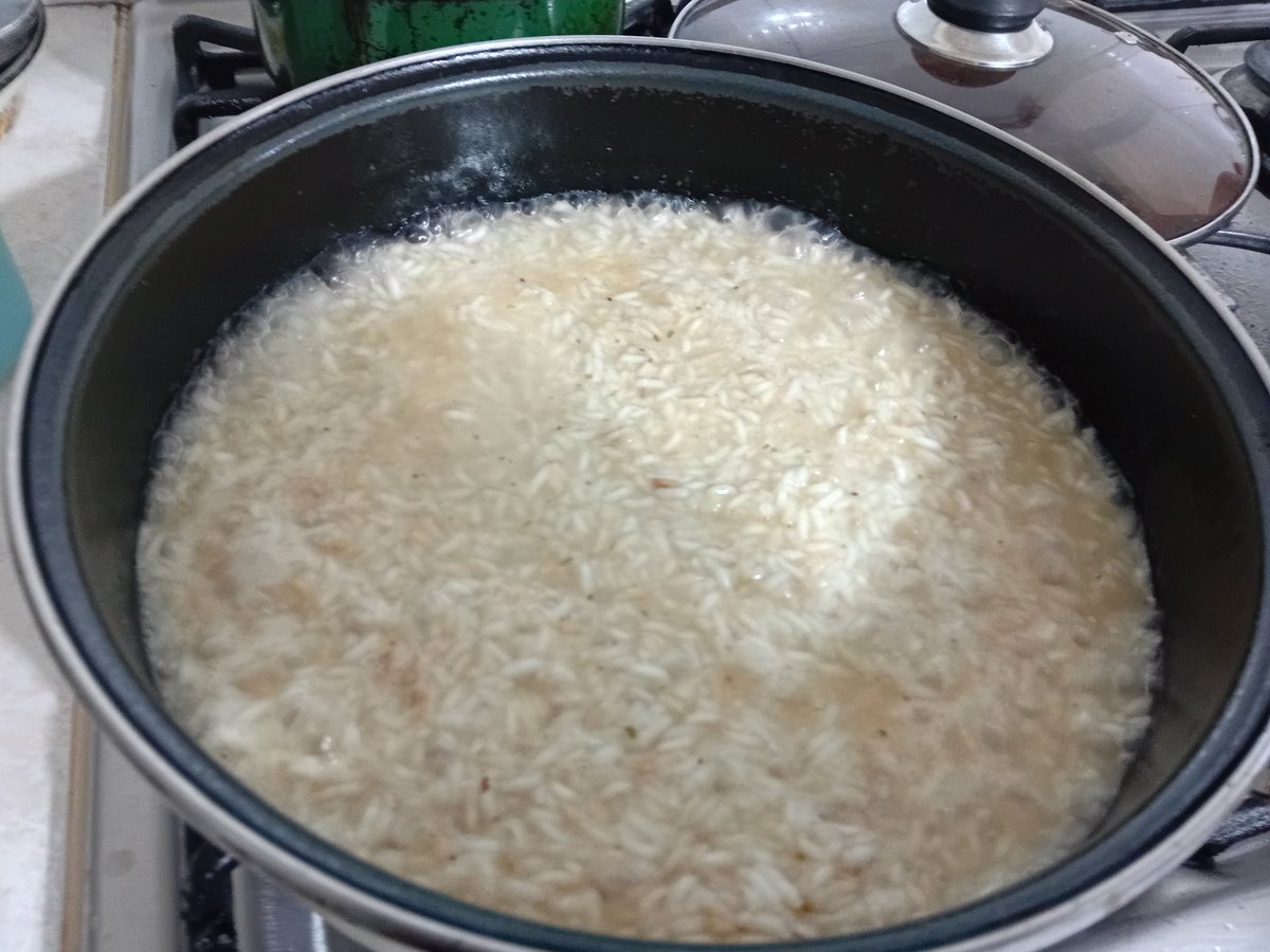 Tuhabitante1's tweet photo. Solo un loco como yo se levanta a las 4a.m a hacer arroz🥱🫣🤣🤣🤣Desayunos listos, vámonos al cole...
🤪✌🏾
#SerAngel
#chefcito 🫡💕 https://t.co/Kq02wTn7od