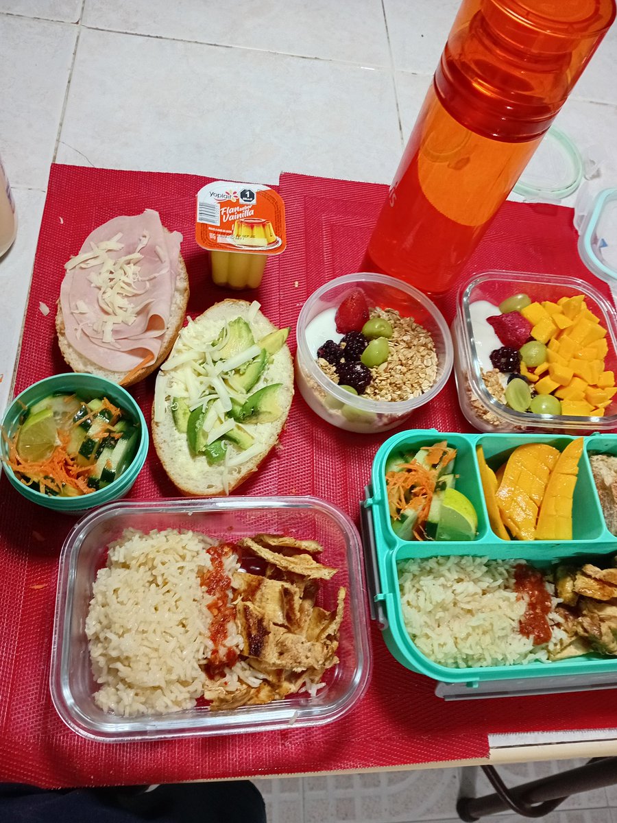 Tuhabitante1's tweet photo. Solo un loco como yo se levanta a las 4a.m a hacer arroz🥱🫣🤣🤣🤣Desayunos listos, vámonos al cole...
🤪✌🏾
#SerAngel
#chefcito 🫡💕 https://t.co/Kq02wTn7od