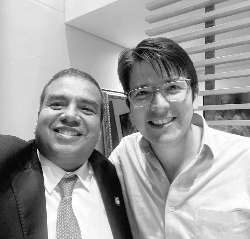 1oscarcampo's tweet photo. Siento un profundo dolor de patria con la muerte de Miguel. Más allá de coincidencias o discrepancias, este magnicidio desnuda la realidad de la democracia en Colombia que, por más herida que esté en estos momentos, no podemos dejar sucumbir ante los desadaptados y los criminales.

Un abrazo respetuoso de condolencias y solidaridad para su esposa, @mariac_tarazona, y su hijo—el pequeño Alejandro—, para su padre, Miguel Uribe Londoño, además a todos sus amigos y seguidores.

Miguel no logró ganar esta batalla decisiva por su vida, pero nos deja la energía de su juventud y la firme convicción de seguir luchando por Colombia. Sus asesinos tendrán que caer: es el gran reto de un Estado que no puede volver a la época en la que las balas primaban sobre las ideas y el debate.