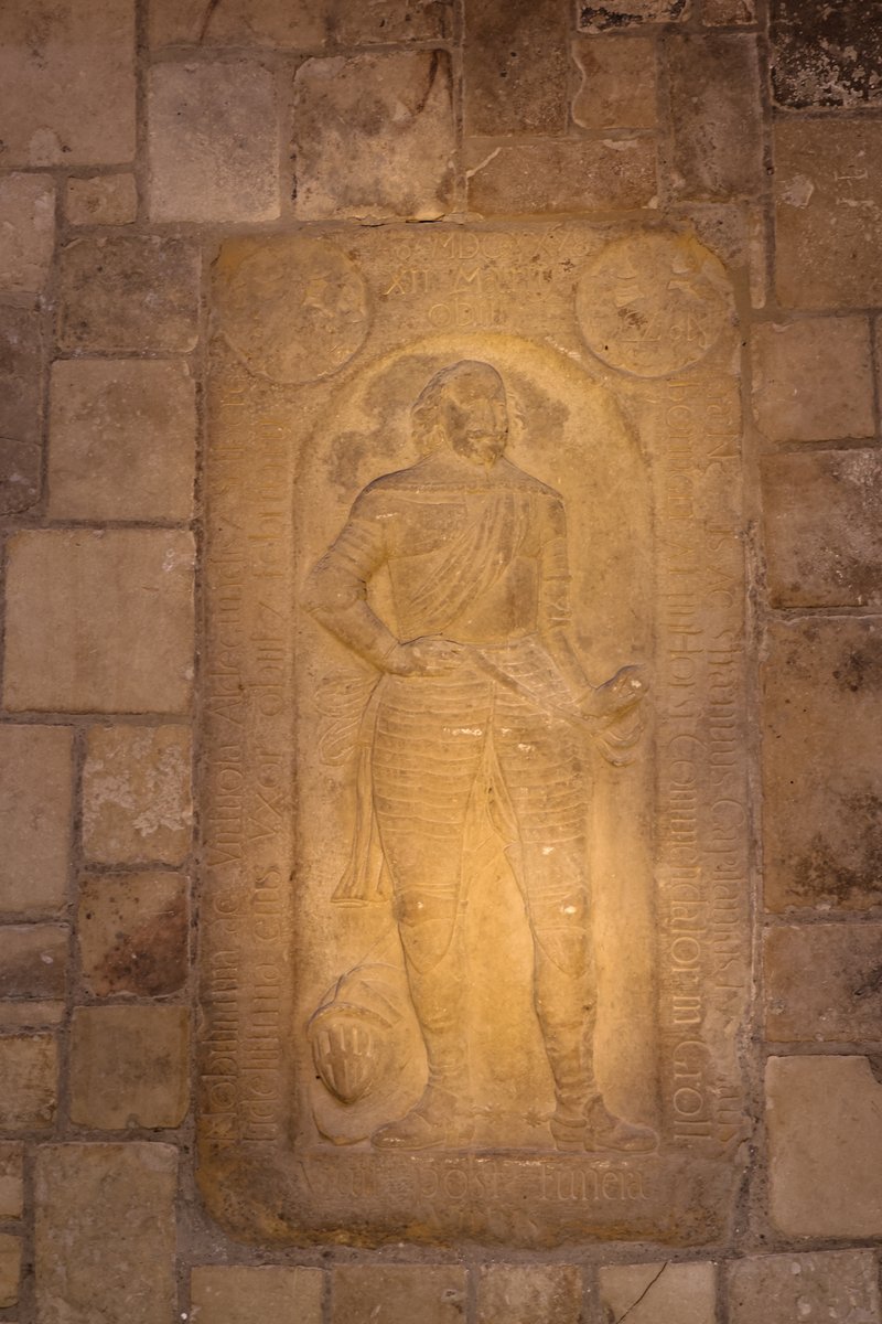 Zandstenen zerk voor kapitein Nicolaus Boringer, stadscommandant van 1627 tot 1638 van Grolle. Calixtuskerk, Groenlo.