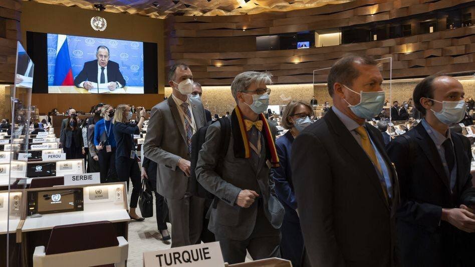 solo qualche mese fa diplomatici EU abbandonavano l'aula per non ascoltare l'intervento-verità di Lavrov in segno di protesta e di isolamento della Russia e ora ci ritroviamo gli stessi tipi a pregare di mettere il naso in trattative con la Russia che non li vuole!
Buffoni!