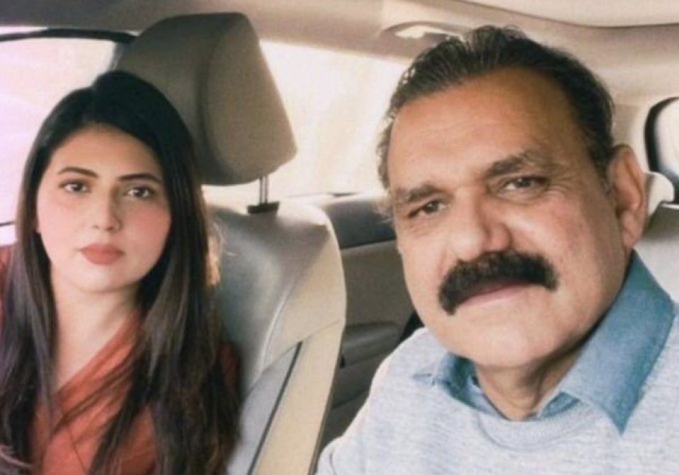 MaryaHaq's tweet photo. یہ جنرل صاحب کے ساتھ کون ہے؟ 🧐 https://t.co/628wMhkGrY