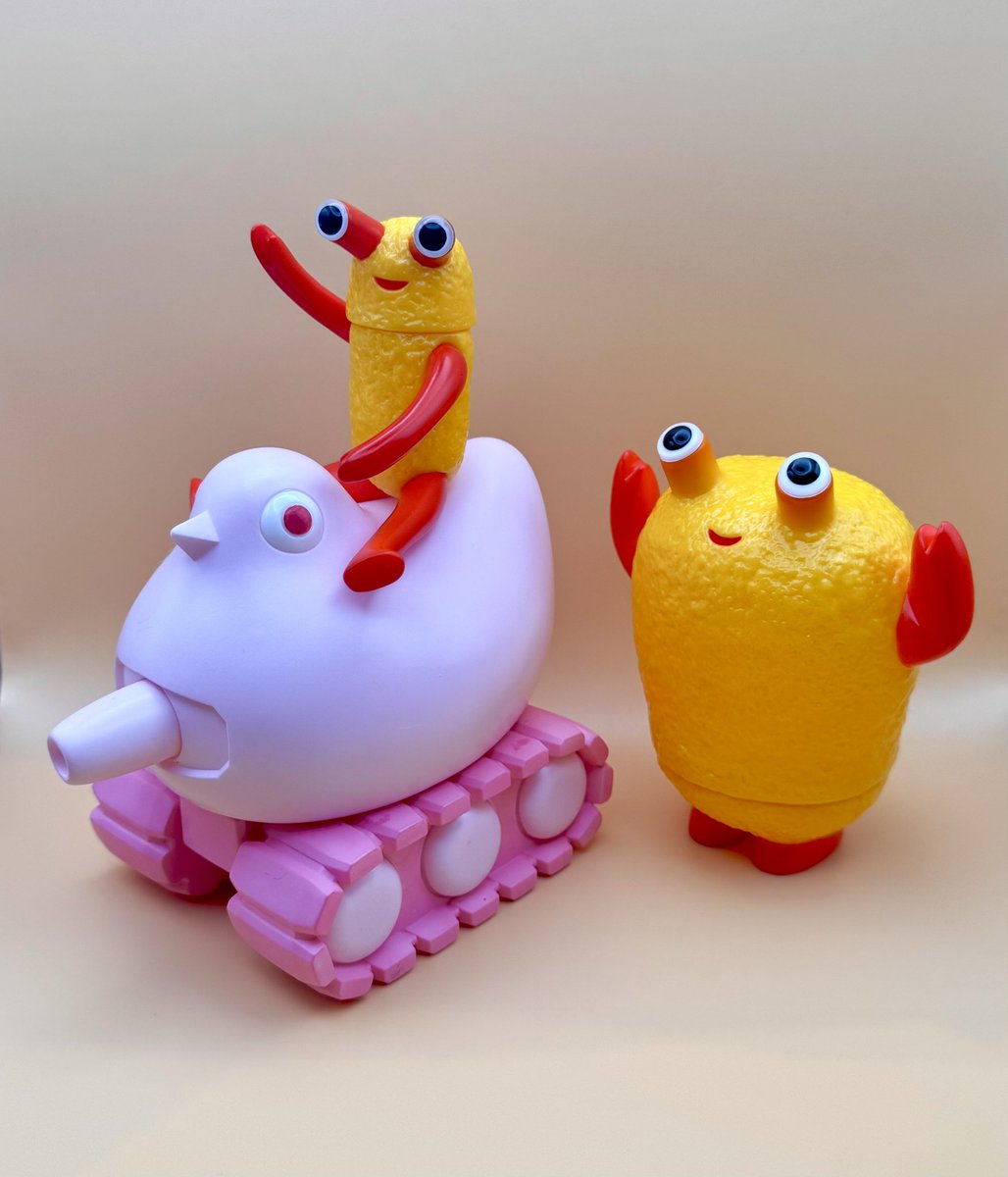 カニコロpちゃんの新しい相棒😆

#chimagroup
#カニコロpちゃん
#ハト戦車