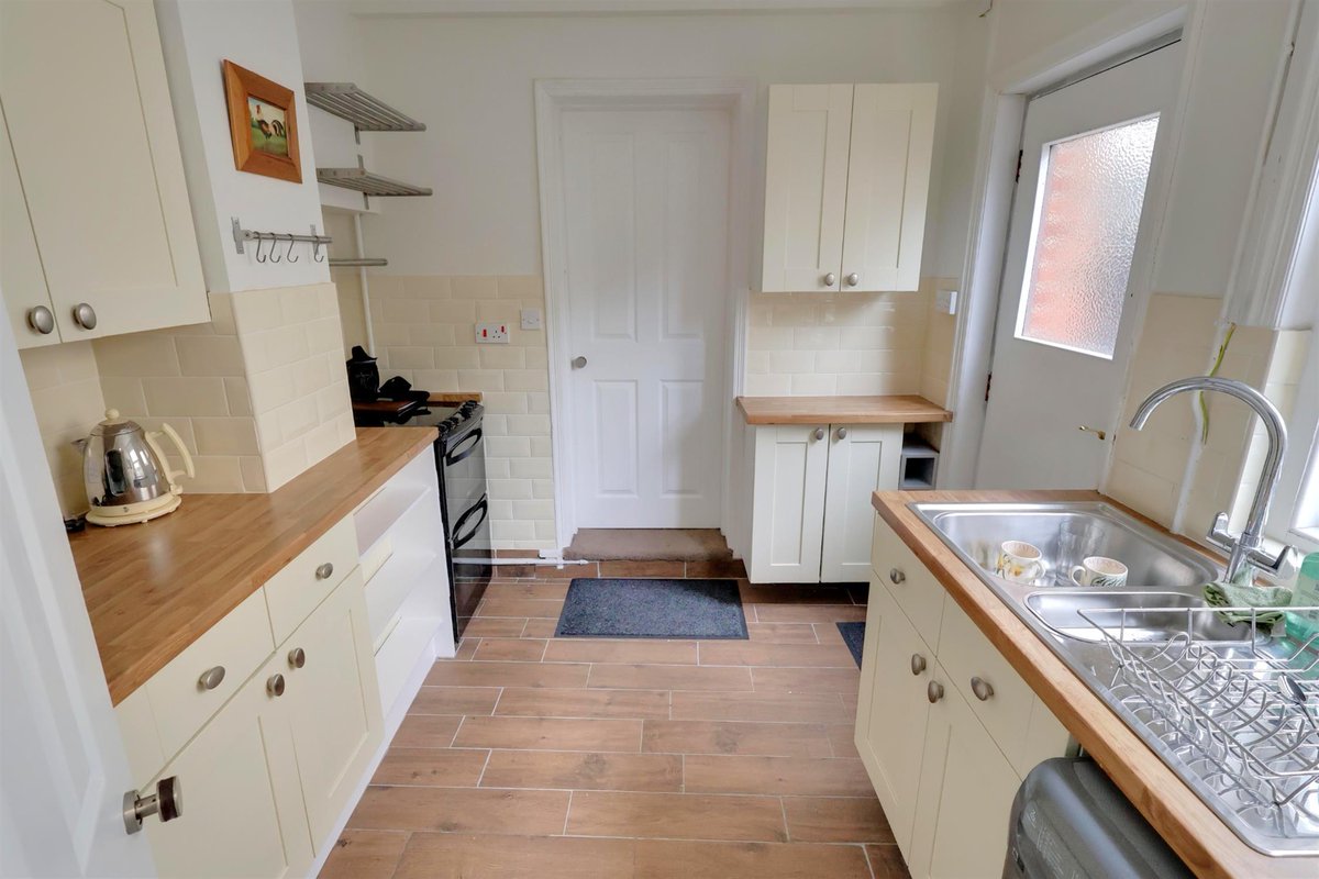 FieldPalmer's tweet photo. Located in the popular and convenient area of #Freemantle, #Southampton this deceptively spacious mid-terrace #property is currently arranged as two #flats, easily converted back into three-bedroom #house
Info- https://t.co/sHQJo2Odqm
Call Field Palmer Shirley 023 8078 0787 https://t.co/LsDhqu5F4x