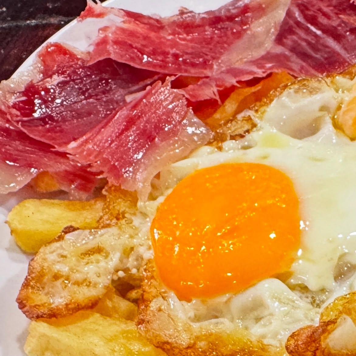 ¡Gracias por la visita <a href="/SevillaTapas/">Shawn Hennessey ☀️🍷</a> 

"Huevos fritos con chistorras y jamón 🍳 🐷
#sevilla #tapas #sevillatapas #azahartapas #spain"

☎️ 954221119 o 609542776
📌 bodegagongora.com

#BodegaGongora #restaurantes #gastro #foodies #tapas #GastroSevilla #comerenSevilla #Sevilla