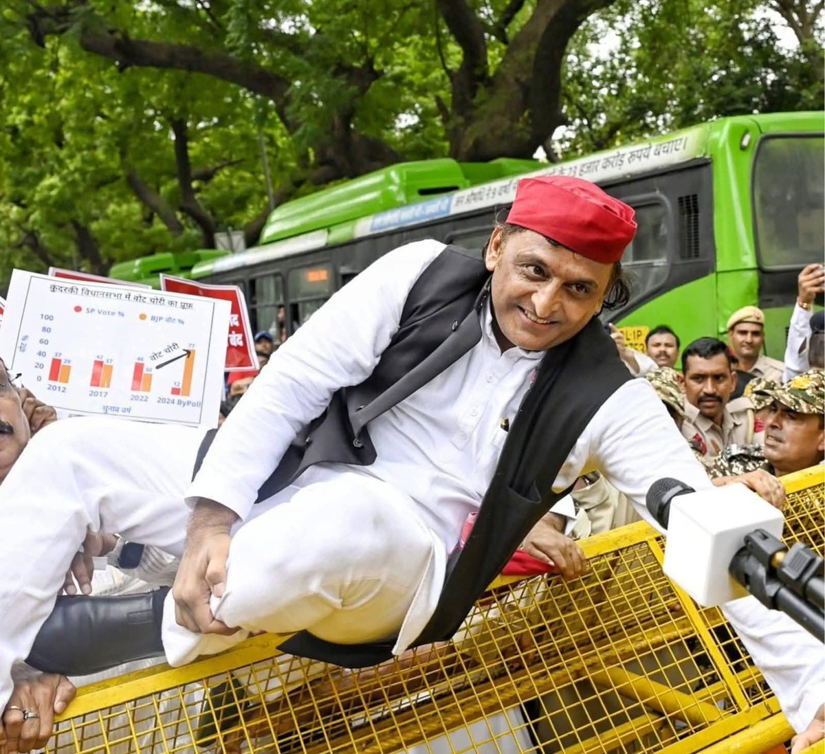 SushilDELED's tweet photo. बाबा साहेब के वोट देने के अधिकार की रक्षा के लिए अखिलेश जी किसी भी हद को पार कर सकते है ये तो बस एक बारकेडिंग है 

संविधान और लोकतंत्र की रक्षा के लिए अखिलेश जी सारी सीमाएँ लांघ जाएँगे
#AkhileshYadav https://t.co/Yx3wAAHYZe