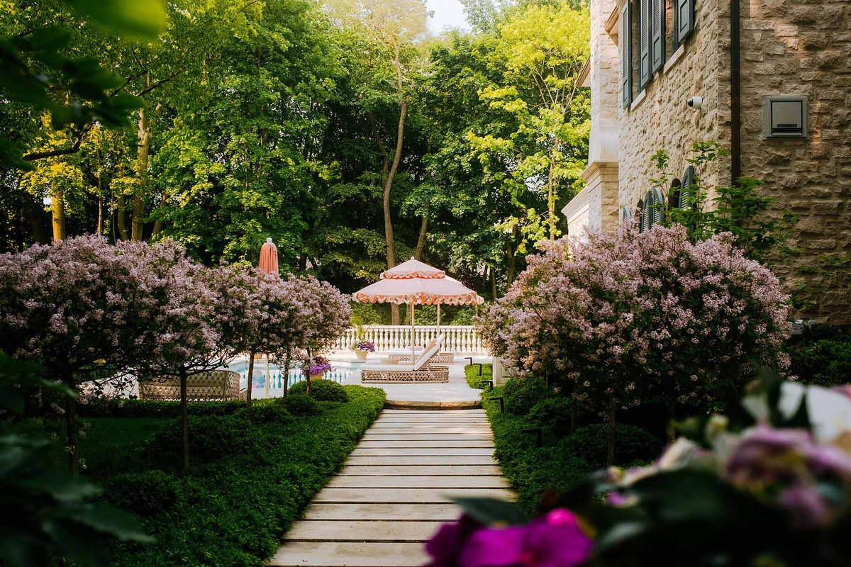 YorkvilleLife's tweet photo. Thinking of selling your home? Summer's the time! 🌞 With buyers eager to move before school starts, your home can shine with its beautiful curb appeal. 

👱🏻‍♀️ Read My Blog: https://t.co/yoKNRynkIZ

#viviensharon #sothebysrealtycanada #yorkvillelifestyle #canadianrealestate https://t.co/PJTYljCuur