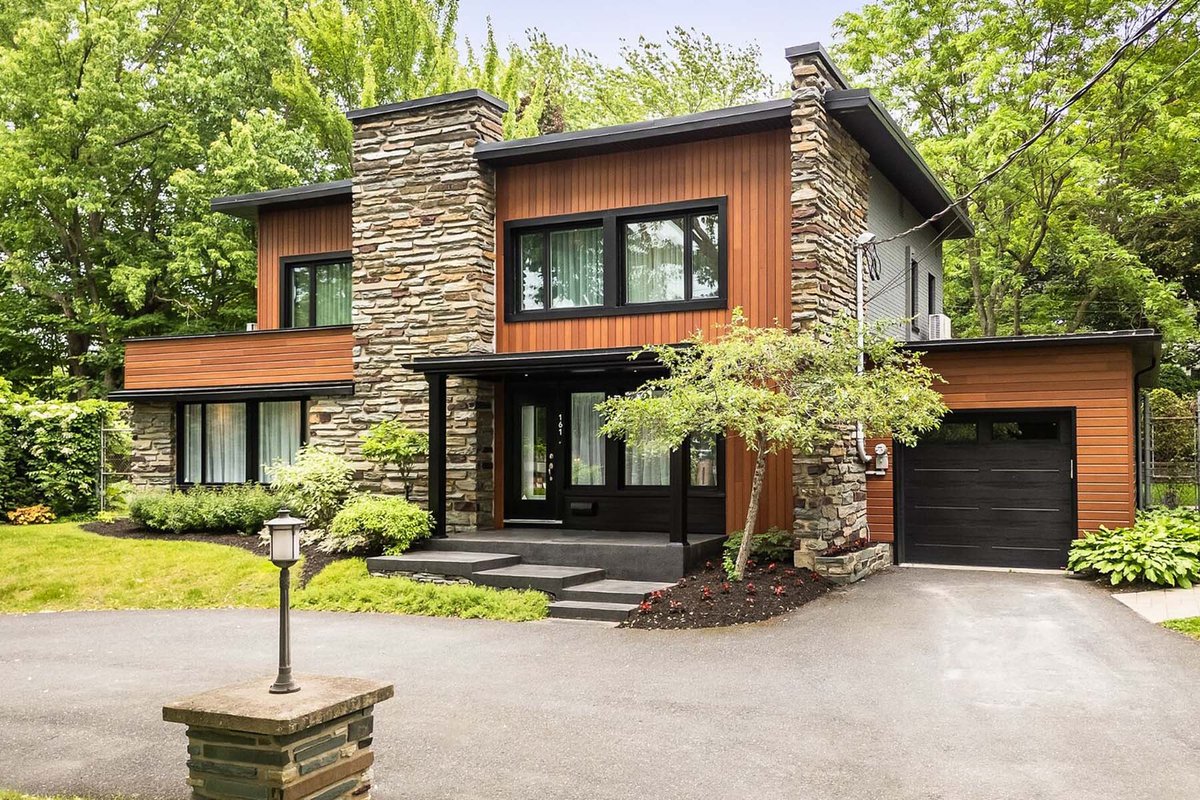 YorkvilleLife's tweet photo. Thinking of selling your home? Summer's the time! 🌞 With buyers eager to move before school starts, your home can shine with its beautiful curb appeal. 

👱🏻‍♀️ Read My Blog: https://t.co/yoKNRynkIZ

#viviensharon #sothebysrealtycanada #yorkvillelifestyle #canadianrealestate https://t.co/PJTYljCuur