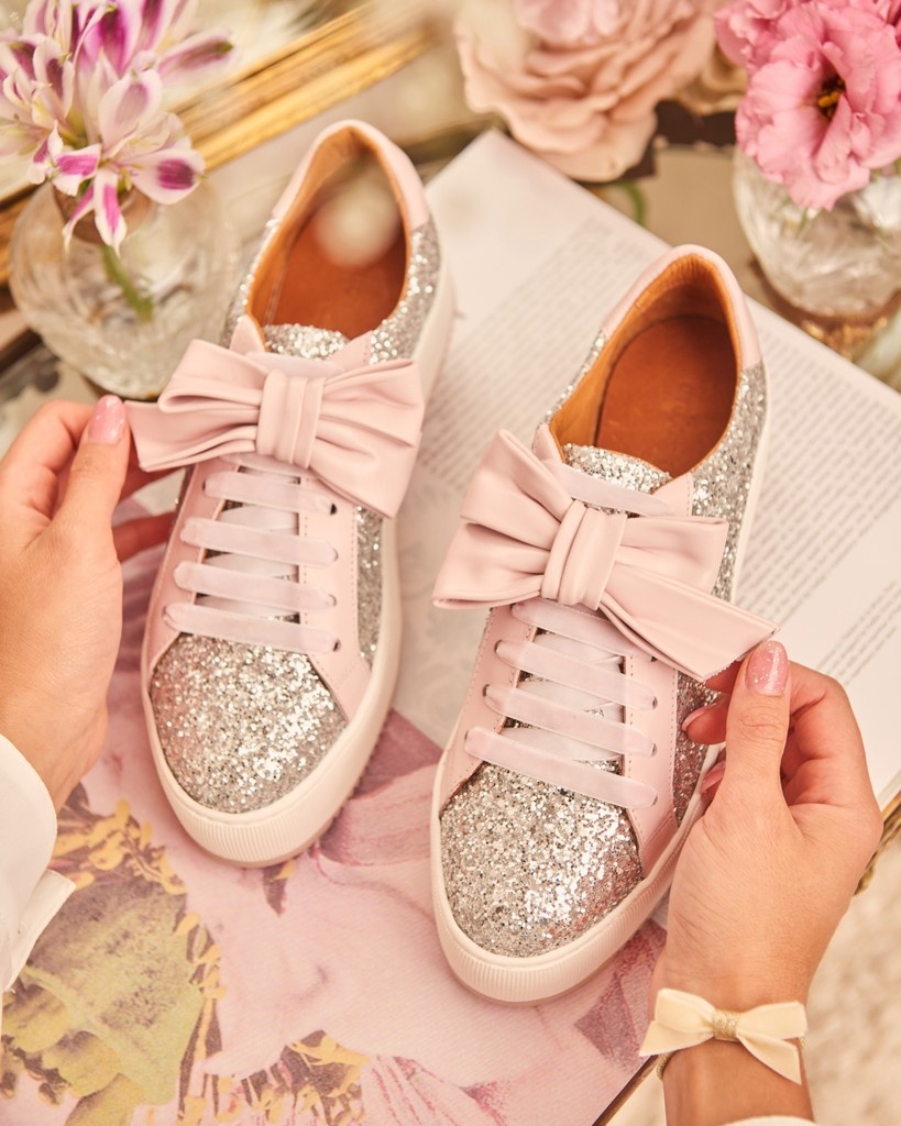 AntesMuertas's tweet photo. SNEAKERS EDIT👟12 CUOTAS SIN INTERÉS❤️ Las zapas más lindas te esperan con hasta 50% OFF + 12 cuotas sin interés en https://t.co/pK0w3hReNZ 

#AntesMuertas #Fw25 #Storyteller #SneakersEdit #ShoesAddiction #WinterSale #WinterVibes https://t.co/kIJGQx8sw5
