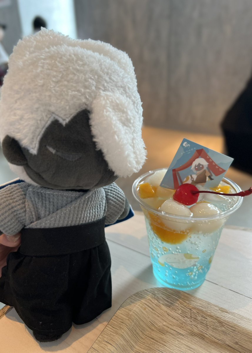 kochitora_sky's tweet photo. 昨日の事だけど、Skyの映画を見に行ってきた🥹
第1章だけゲーム内で見て、その後の話は映画館で見て、自然と涙が🥹
感想はうまいこと書けないから割愛

後篇はいつ公開ですか？

コラボドリンクも飲み、ガシャポンもできたので満足✌️
#thatskygame 
#ふたつの灯火 
#映画Sky https://t.co/IuOYQcrMDL