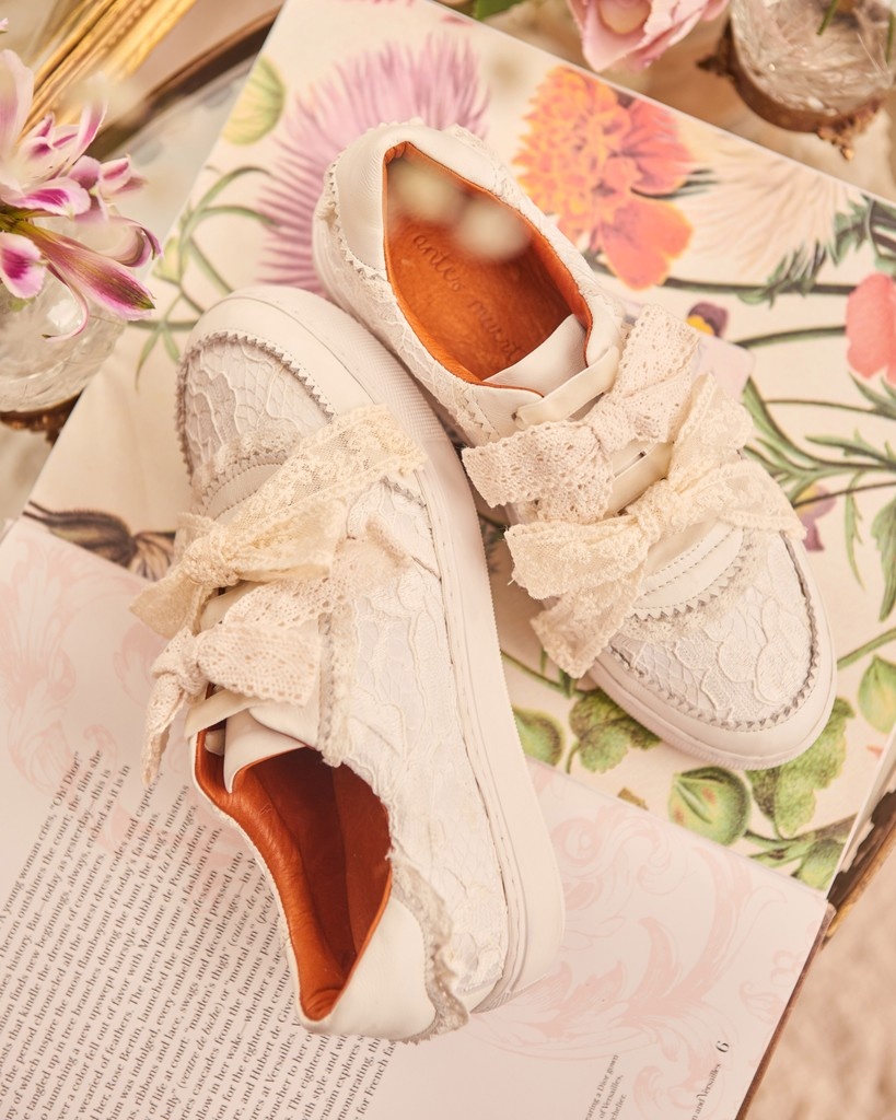 AntesMuertas's tweet photo. SNEAKERS EDIT👟12 CUOTAS SIN INTERÉS❤️ Las zapas más lindas te esperan con hasta 50% OFF + 12 cuotas sin interés en https://t.co/pK0w3hReNZ 

#AntesMuertas #Fw25 #Storyteller #SneakersEdit #ShoesAddiction #WinterSale #WinterVibes https://t.co/kIJGQx8sw5