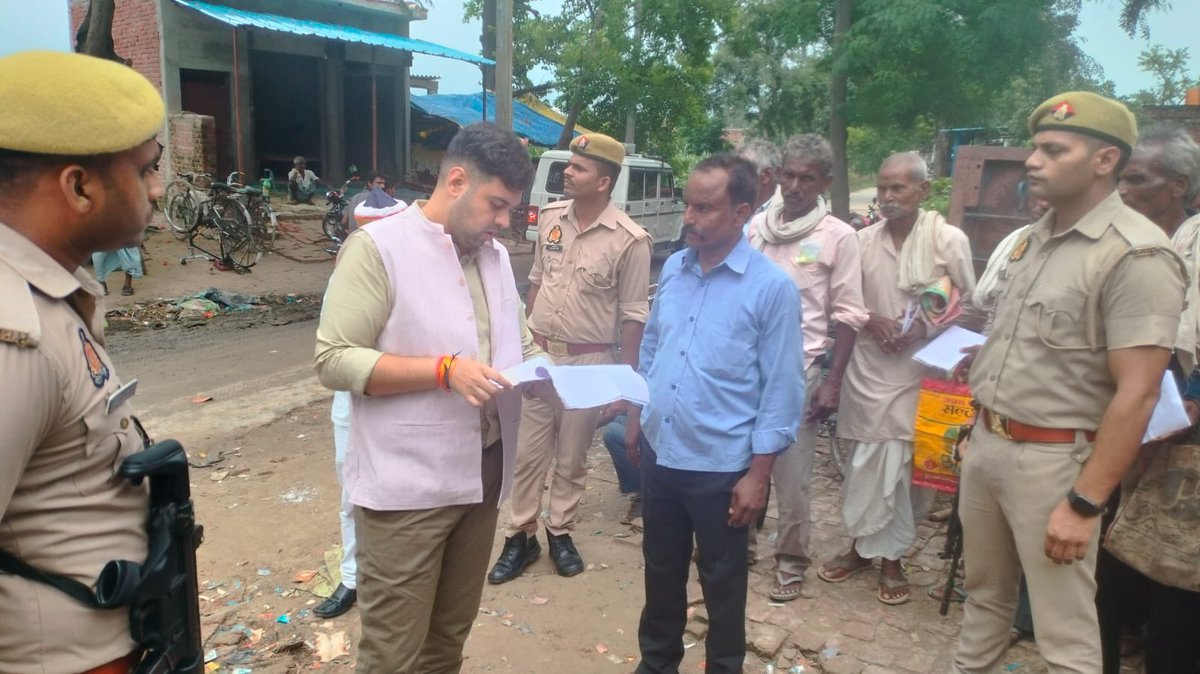 dmhardoi's tweet photo. आज सदर तहसील के अंतर्गत साधन सहकारी समिति लिमिटेड, बावन जाकर उर्वरक वितरण का निरीक्षण कर स्टॉक व वितरण रजिस्टर की जाँच की तथा सम्बंधित को उर्वरक की उपलब्धता तथा निर्बाध व न्यायपूर्ण वितरण के निर्देश दिए।
@CMOfficeUP 
@InfoDeptUP 
@UPGovt https://t.co/IxzZ5fuhTE