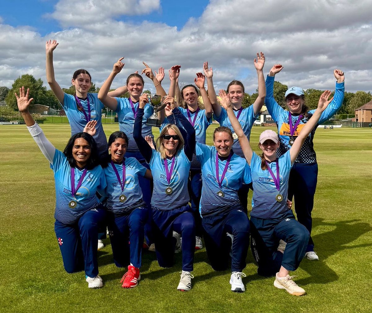 𝗪𝗼𝗺𝗲𝗻’𝘀 𝗖𝗵𝗮𝗹𝗹𝗲𝗻𝗴𝗲𝗿 𝗖𝘂𝗽 𝗖𝗵𝗮𝗺𝗽𝗶𝗼𝗻𝘀 🏆

Yesterday Sarah Beith’s Women’s 2nd XI won the @cricketscotland Women’s Challenger Cup at Brechin 👏

🏹#Arrows | #ArrowsArmy